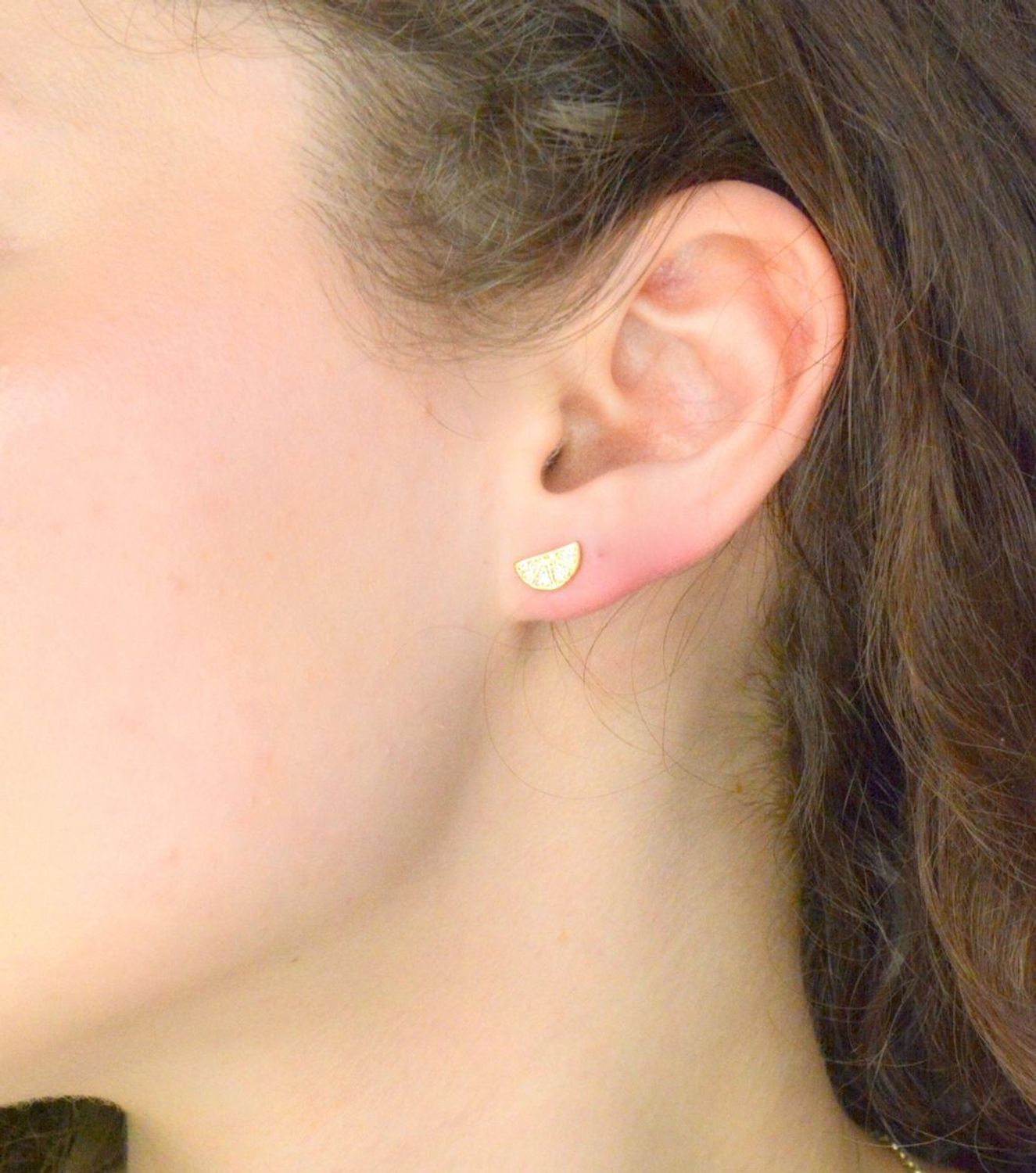 Kolczyki złote cyrkonia próba 333, DIA-KLC-1665-333, Kolczyki mają kształt połówek arbuzów, ozdobione cyrkonią. Kolczyki zapinane na wygodne i dobrze wszystkim znane zapięcie typu sztyft.11.jpg