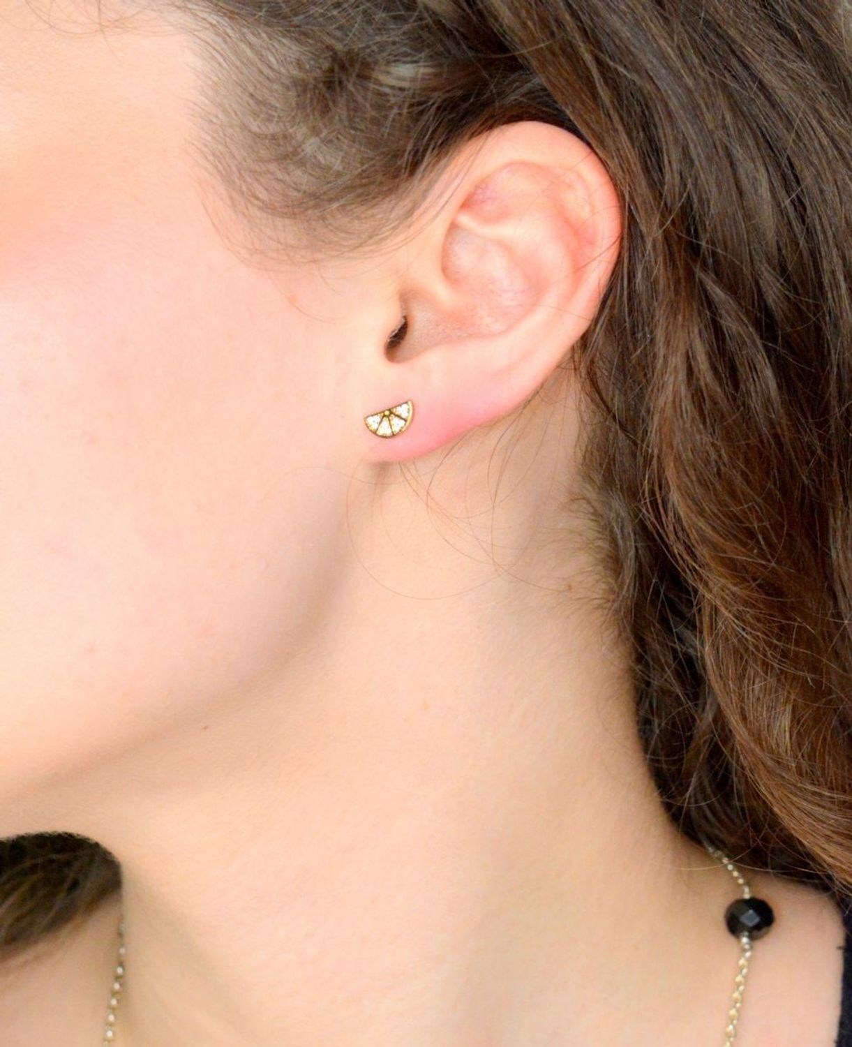 Kolczyki złote cyrkonia próba 333, DIA-KLC-1665-333, Kolczyki mają kształt połówek arbuzów, ozdobione cyrkonią. Kolczyki zapinane na wygodne i dobrze wszystkim znane zapięcie typu sztyft.11.jpg