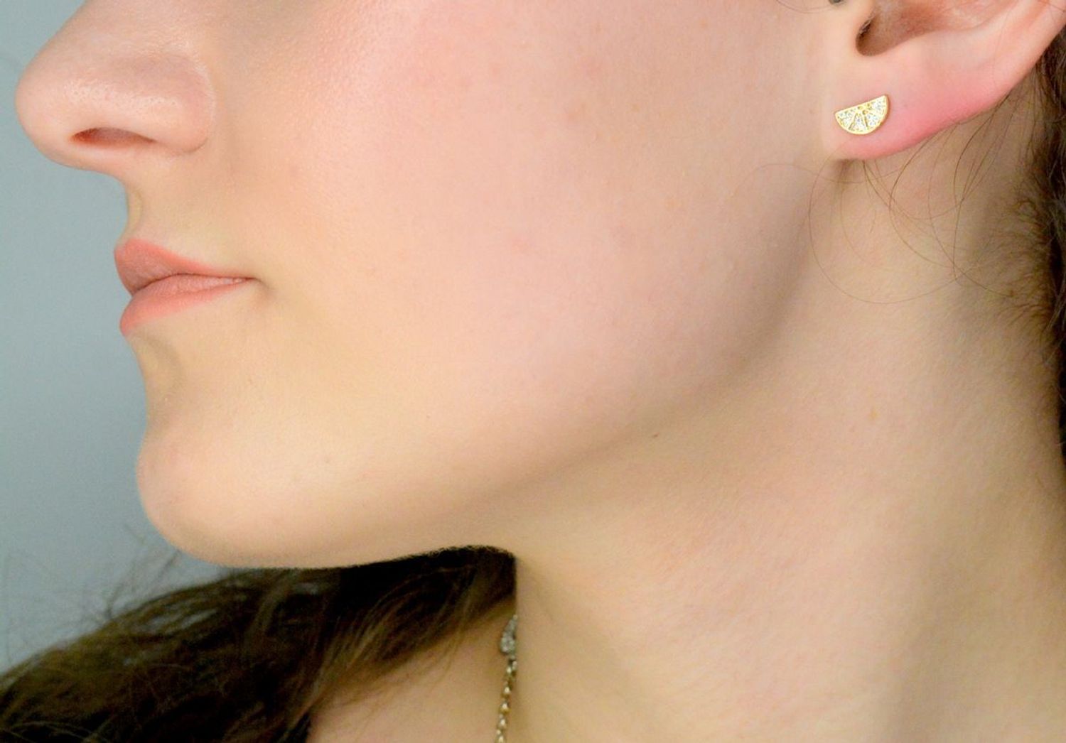 Kolczyki złote cyrkonia próba 333, DIA-KLC-1665-333, Kolczyki mają kształt połówek arbuzów, ozdobione cyrkonią. Kolczyki zapinane na wygodne i dobrze wszystkim znane zapięcie typu sztyft.11.jpg