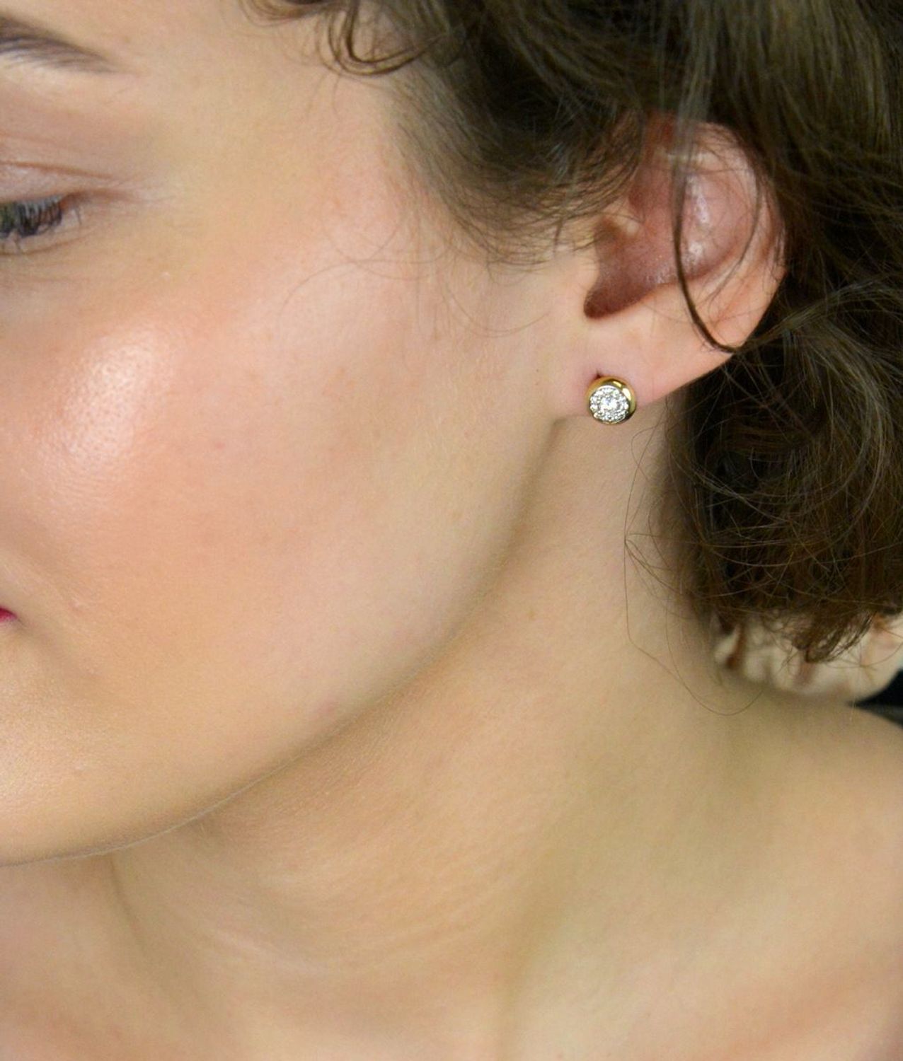 Kolczyki złote okrągłe z cyrkoniami pr 333, DIA-KLC-1668-333 Stylowe i ponadczasowe złote kolczyki o okrągłym kształcie, ozdobione lśniącymi cyrkoniami, to elegancki dodatek, który doskonale 1.jpg