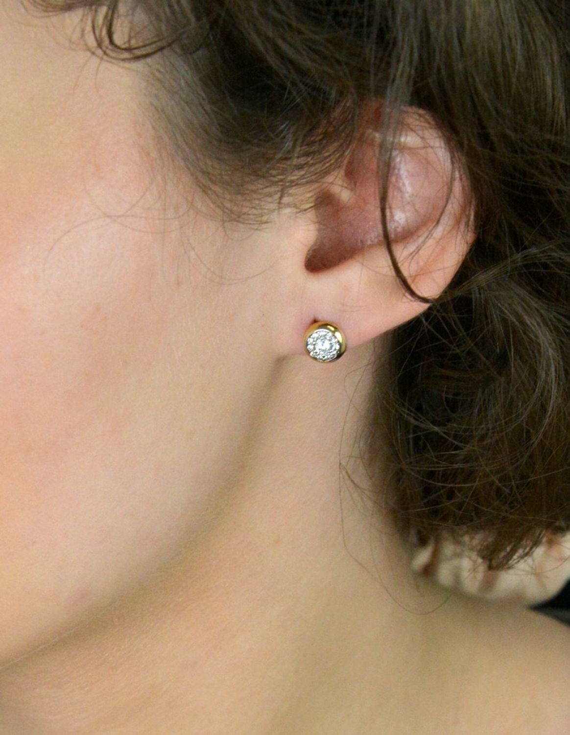 Kolczyki złote okrągłe z cyrkoniami pr 333, DIA-KLC-1668-333 Stylowe i ponadczasowe złote kolczyki o okrągłym kształcie, ozdobione lśniącymi cyrkoniami, to elegancki dodatek, który doskonale 1.jpg