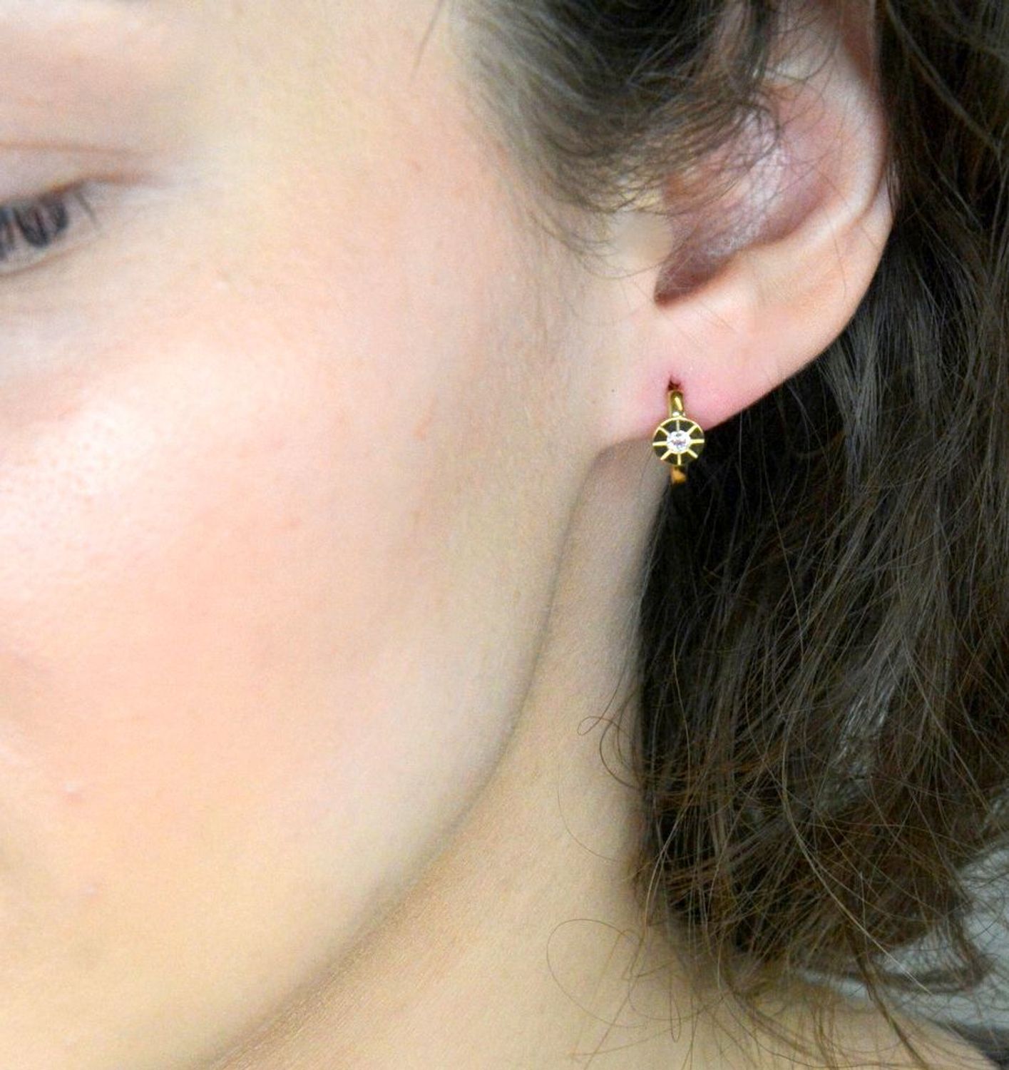 Kolczyki zap.ang. kółeczko z cyrkonią pr 333, DIA-KLC-1671-333 Złote kolczyki kółeczka z cyrkonią – subtelna klasyka. Eleganckie i delikatne kolczyki wykonane ze złota próby 333.1.jpg