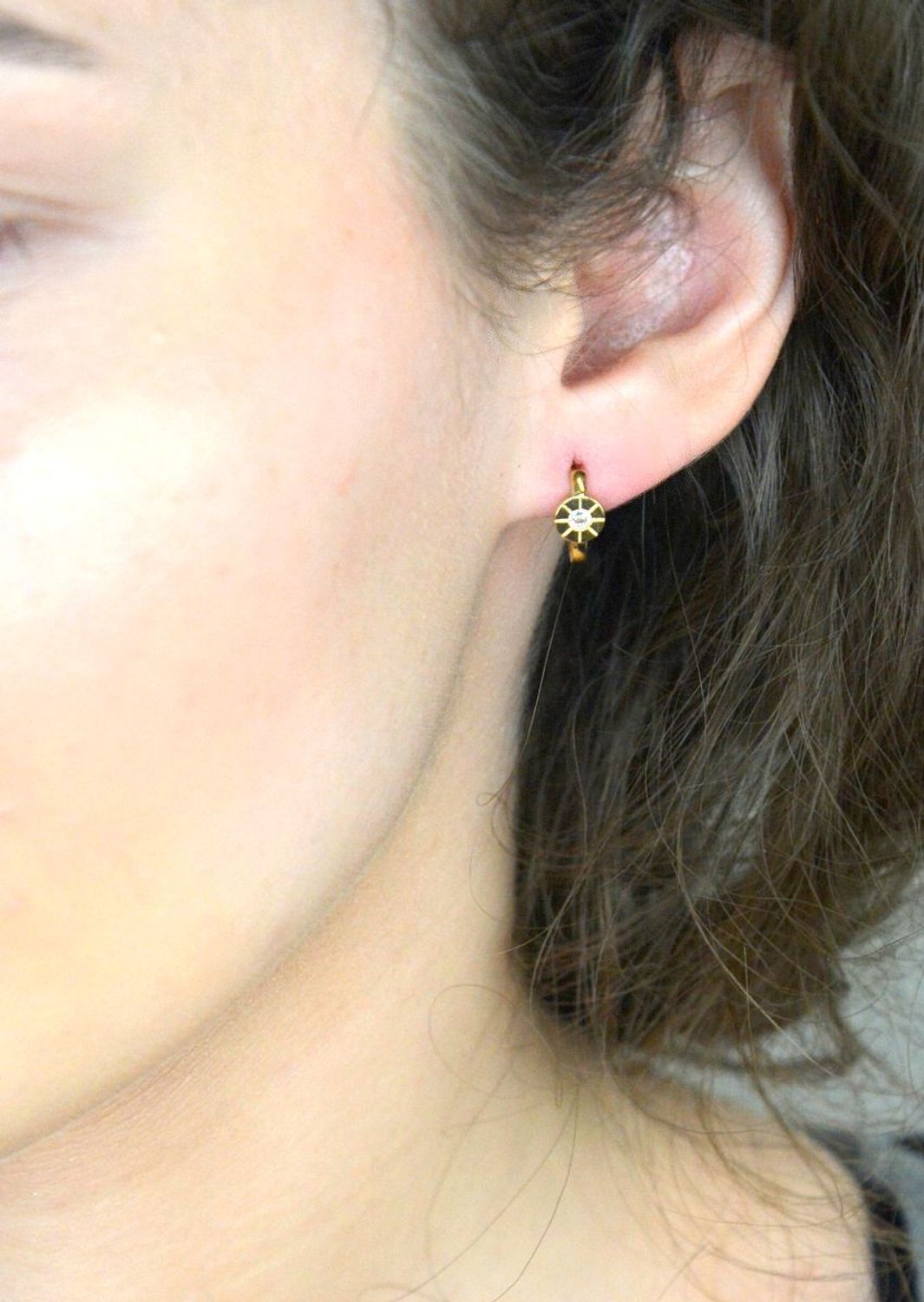 Kolczyki zap.ang. kółeczko z cyrkonią pr 333, DIA-KLC-1671-333 Złote kolczyki kółeczka z cyrkonią – subtelna klasyka. Eleganckie i delikatne kolczyki wykonane ze złota próby 333.1.jpg