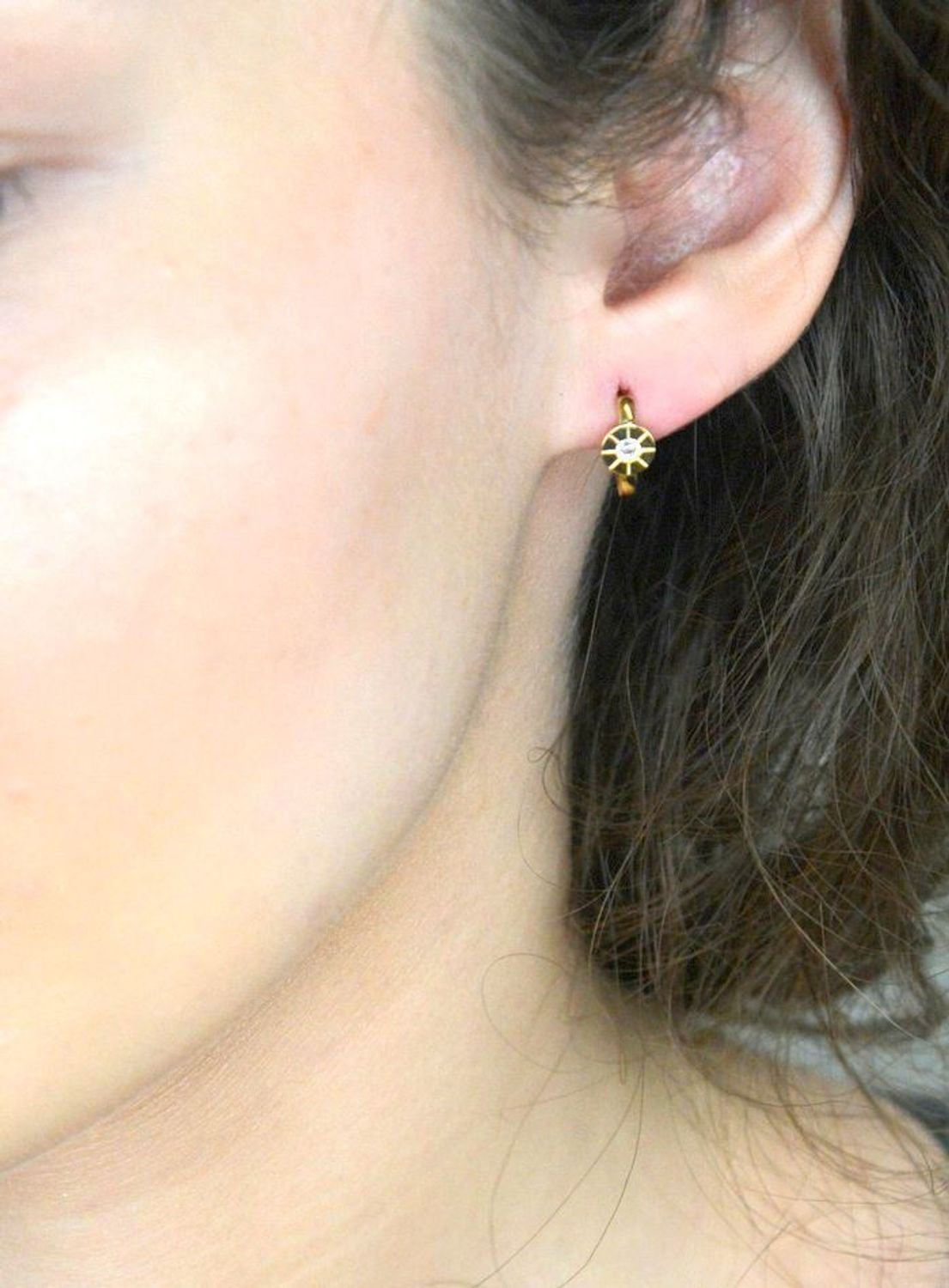 Kolczyki zap.ang. kółeczko z cyrkonią pr 333, DIA-KLC-1671-333 Złote kolczyki kółeczka z cyrkonią – subtelna klasyka. Eleganckie i delikatne kolczyki wykonane ze złota próby 333.1.jpg