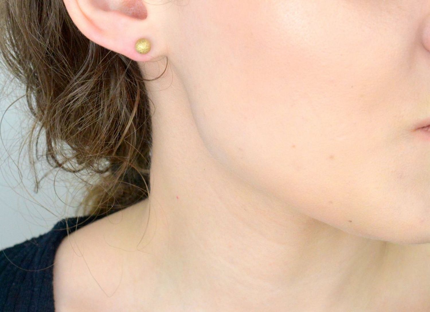 Złote kolczyki piaskowane kulki wkrętki 6 mm DIA-KLC-1684-333 złoto próba 333.  Złote kolczyki kulki 6 mm zostały wykonane z najwyższej jakości złota próby 333.jpg