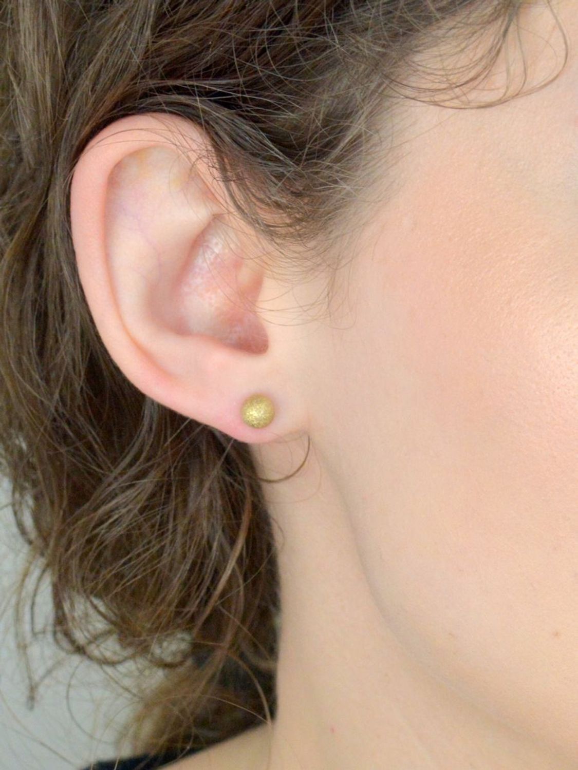 Złote kolczyki piaskowane kulki wkrętki 6 mm DIA-KLC-1684-333 złoto próba 333.  Złote kolczyki kulki 6 mm zostały wykonane z najwyższej jakości złota próby 333.jpg