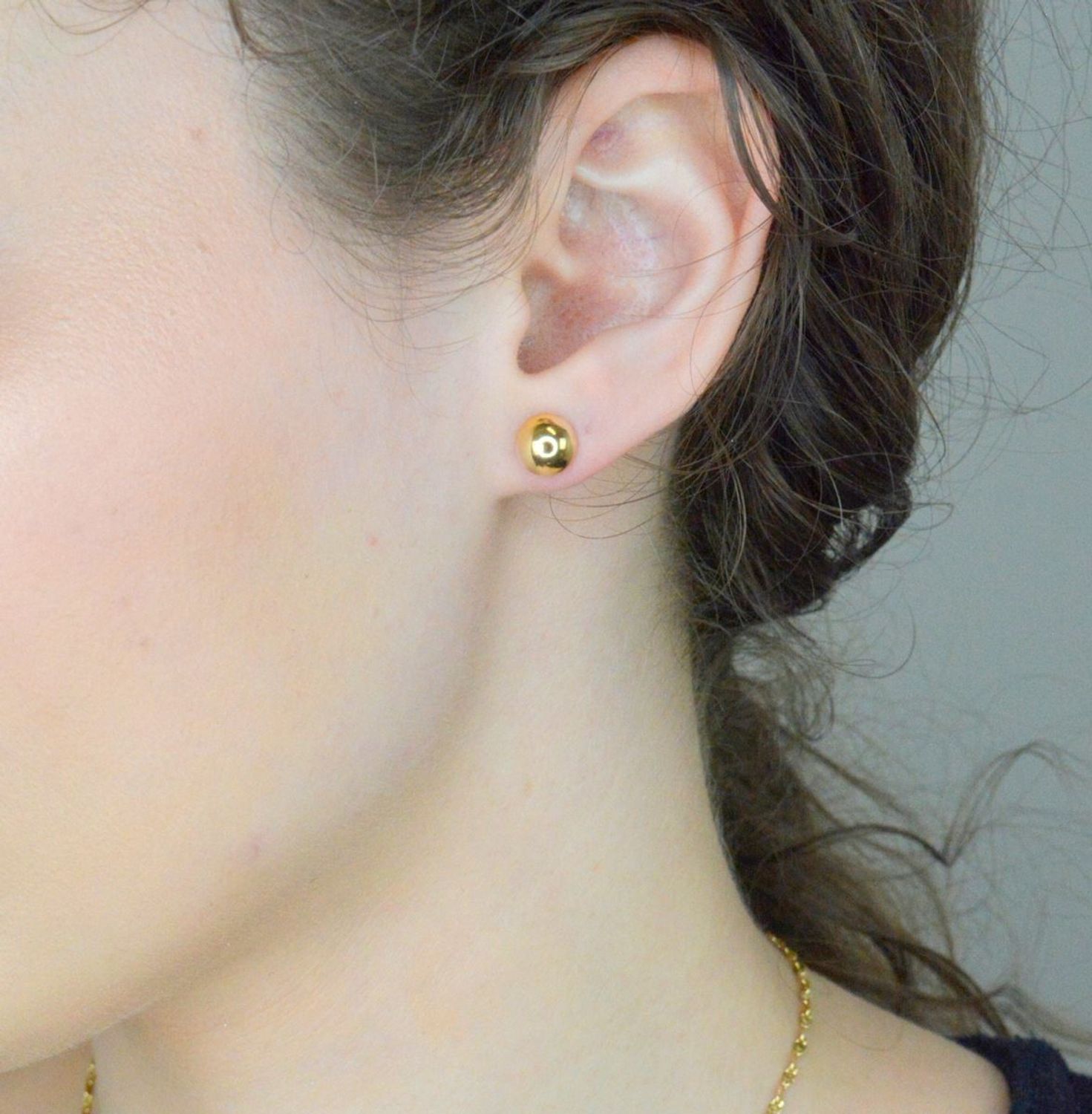 Złote kolczyki gładkie półkulki 8 mm DIA-KLC-1687-585. Złote kolczyki wykonane z wysokiej jakości 14-karatowego żółtego złota, p.jpg