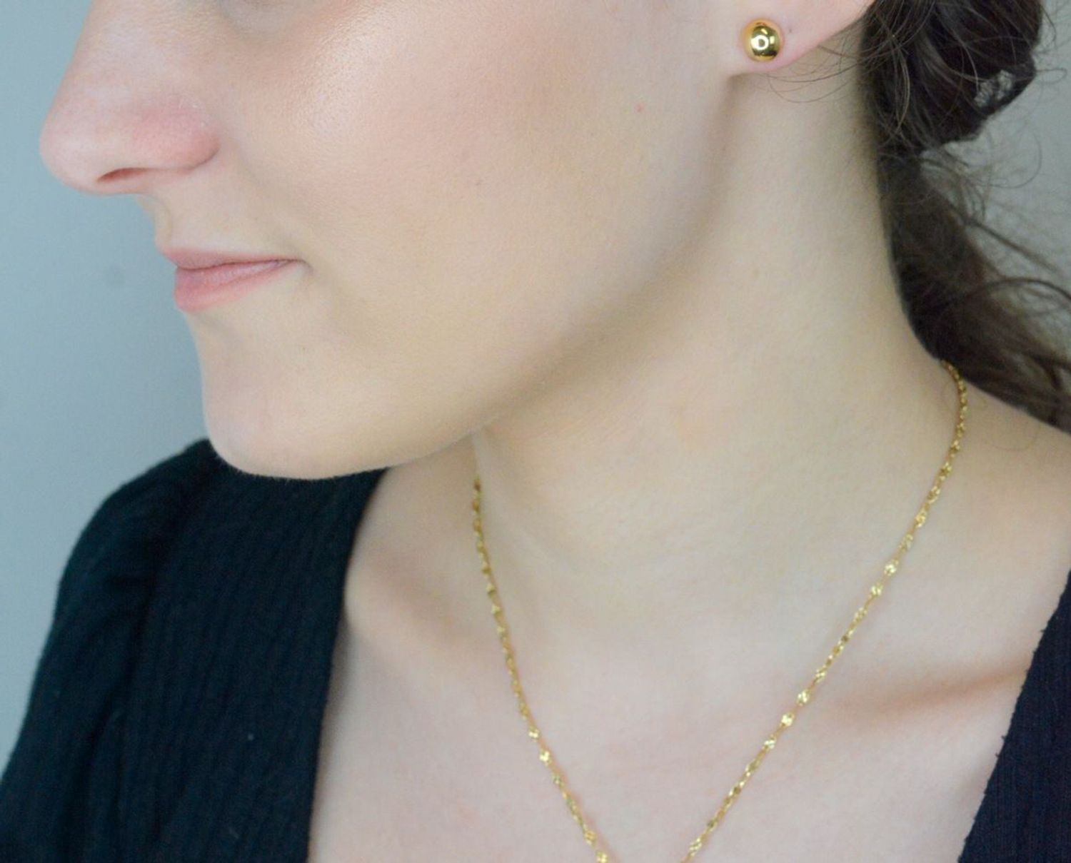 Złote kolczyki gładkie półkulki 8 mm DIA-KLC-1687-585. Złote kolczyki wykonane z wysokiej jakości 14-karatowego żółtego złota, p.jpg