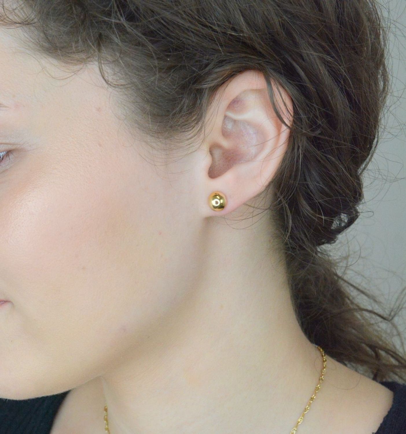 Złote kolczyki gładkie półkulki 8 mm DIA-KLC-1687-585. Złote kolczyki wykonane z wysokiej jakości 14-karatowego żółtego złota, p.jpg