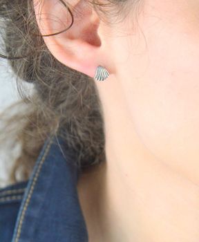 Srebrne kolczyki na wkrętki 925 gwiazdki DIA-KLC-1EA79503-925 💎 Srebrne kolczyki na wkrętki w formie muszelek. 💎 Kolczyki z wygodnym zapięciem na sztyft  (3).JPG