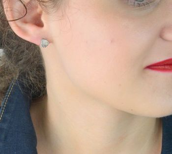 Srebrne kolczyki na wkrętki 925 gwiazdki DIA-KLC-1EA79503-925 💎 Srebrne kolczyki na wkrętki w formie muszelek. 💎 Kolczyki z wygodnym zapięciem na sztyft  (4).JPG