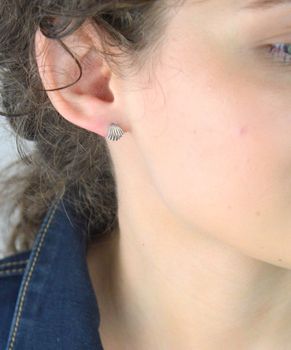 Srebrne kolczyki na wkrętki 925 gwiazdki DIA-KLC-1EA79503-925 💎 Srebrne kolczyki na wkrętki w formie muszelek. 💎 Kolczyki z wygodnym zapięciem na sztyft  (5).JPG