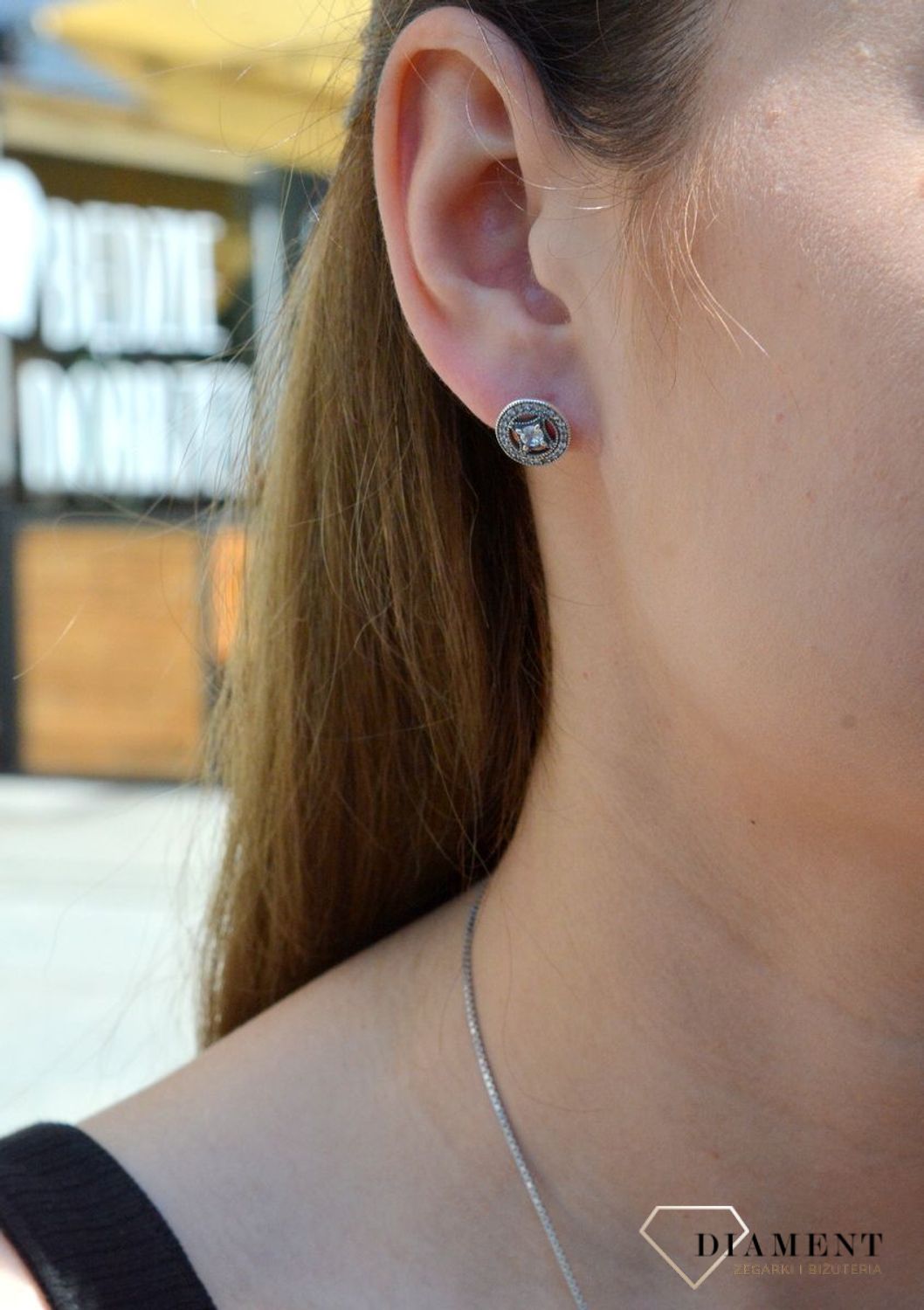 Kolczyki srebrne w kształcie koła ozdobione cyrkoniami DIA-KLC-2008-925. Srebrne kolczyki w kształcie koła z zapięciem typu sztyfty. Zachwycająca lekkością oraz subtelnym wdziękiem, biżuteria posiada uroczy akcent w postaci bł.jpg