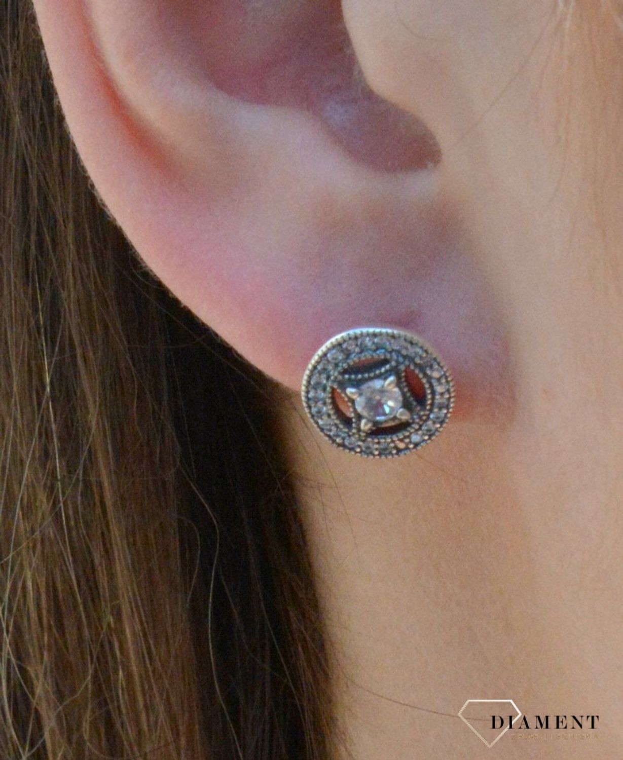 Kolczyki srebrne w kształcie koła ozdobione cyrkoniami DIA-KLC-2008-925. Srebrne kolczyki w kształcie koła z zapięciem typu sztyfty. Zachwycająca lekkością oraz subtelnym wdziękiem, biżuteria posiada uroczy akcent w postaci bł.jpg