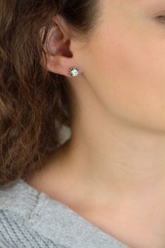 Srebrne kolczyki damskie DIA-KLC-2009-925 – okrągłe, zdobione cyrkonią, 8 mm, waga 2,20 g. Zapięcie na sztyft. Klasyczna elegancja na co dzień i od święta (3).JPG