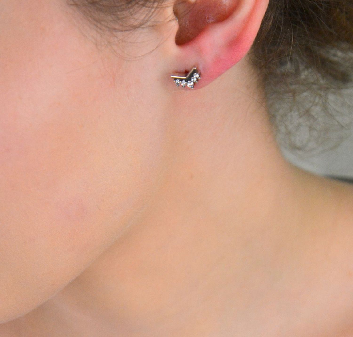 Kolczyki srebrne w cyrkonie próba 925, DIA-KLC-2012-925 Eleganckie kolczyki wykonane z wysokiej jakości srebra próby 925, ozdobione lśniącą cyrkonią, to ponadczas1.jpg