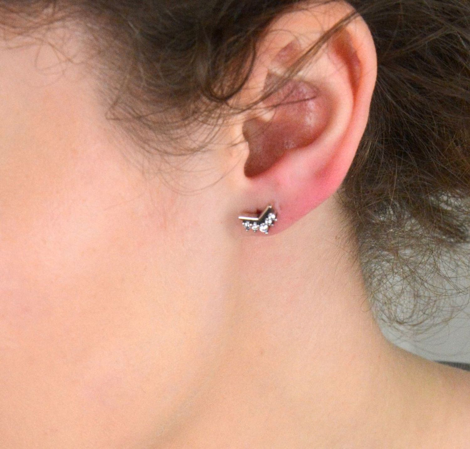 Kolczyki srebrne w cyrkonie próba 925, DIA-KLC-2012-925 Eleganckie kolczyki wykonane z wysokiej jakości srebra próby 925, ozdobione lśniącą cyrkonią, to ponadczas1.jpg