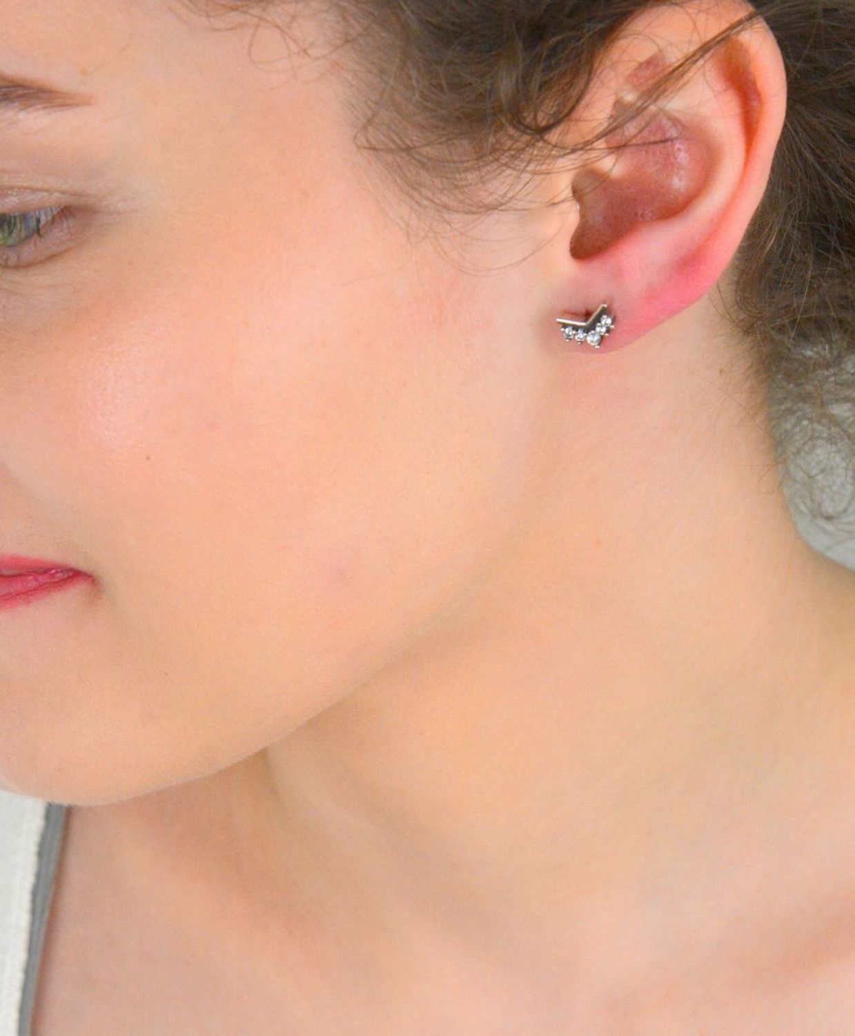 Kolczyki srebrne w cyrkonie próba 925, DIA-KLC-2012-925 Eleganckie kolczyki wykonane z wysokiej jakości srebra próby 925, ozdobione lśniącą cyrkonią, to ponadczas1.jpg