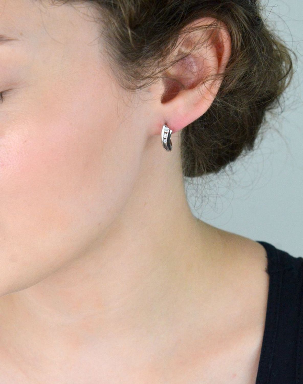 Eleganckie kolczyki damskie srebrne próby 925 zdobione trzema cyrkoniami. Zapięcie angielskie, długość 1,5 cm, szerokość 5 mm, waga 3,00 g. Model DIA-KLC-2015-925.1.jpg