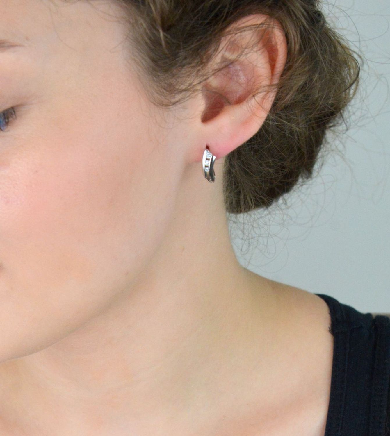 Eleganckie kolczyki damskie srebrne próby 925 zdobione trzema cyrkoniami. Zapięcie angielskie, długość 1,5 cm, szerokość 5 mm, waga 3,00 g. Model DIA-KLC-2015-925.1.jpg