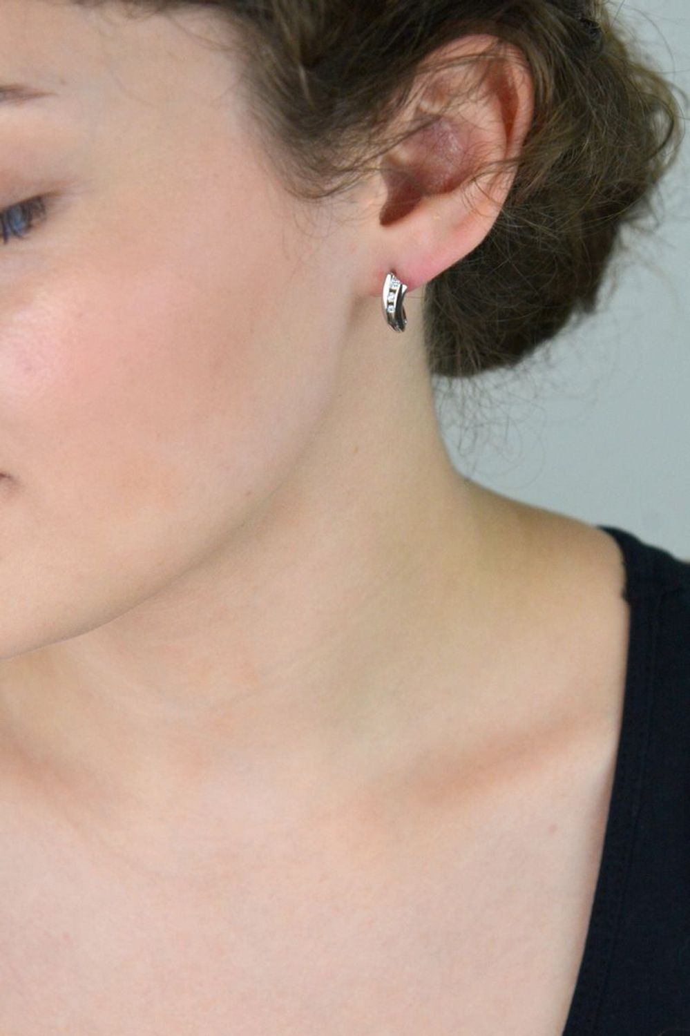 Eleganckie kolczyki damskie srebrne próby 925 zdobione trzema cyrkoniami. Zapięcie angielskie, długość 1,5 cm, szerokość 5 mm, waga 3,00 g. Model DIA-KLC-2015-925.1.jpg