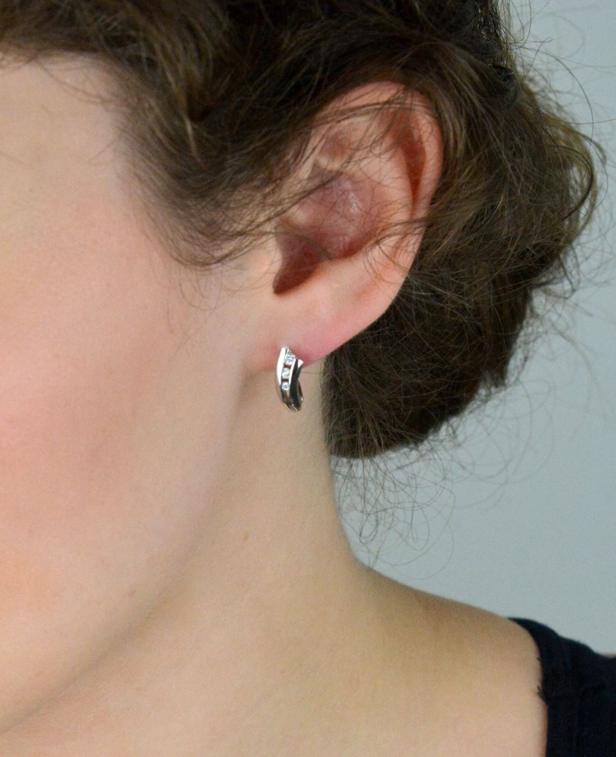 Eleganckie kolczyki damskie srebrne próby 925 zdobione trzema cyrkoniami. Zapięcie angielskie, długość 1,5 cm, szerokość 5 mm, waga 3,00 g. Model DIA-KLC-2015-925.1.jpg