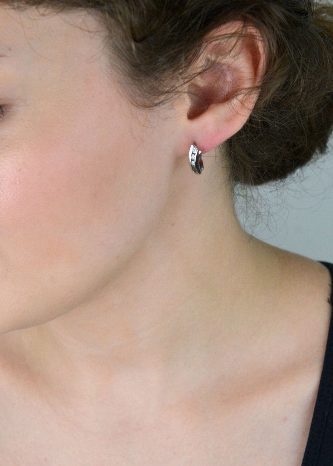 Eleganckie kolczyki damskie srebrne próby 925 zdobione trzema cyrkoniami. Zapięcie angielskie, długość 1,5 cm, szerokość 5 mm, waga 3,00 g. Model DIA-KLC-2015-925.1.jpg