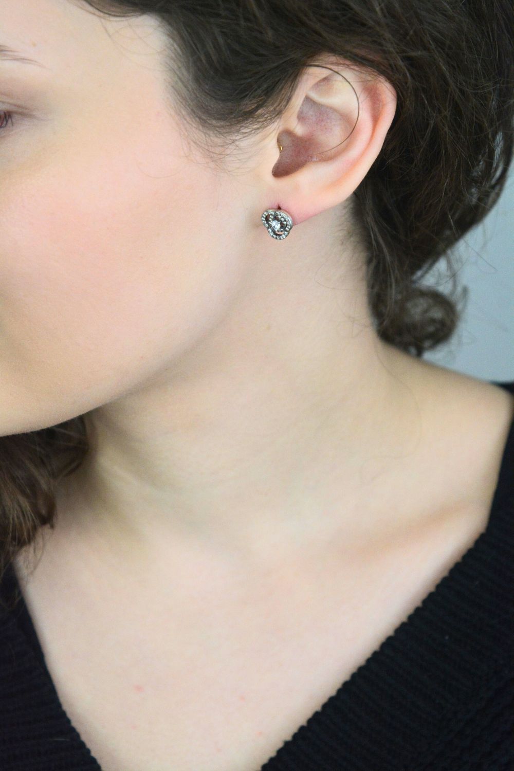 Kolczyki srebrne 925 – Białe cyrkonie, sztyft DIA-KLC-2018-925 Eleganckie kolczyki wykonane z najwyższej jakości srebra próby 925, wysadzane białymi cyrkoniami, które pięknie odbijają światło, 1.jpg