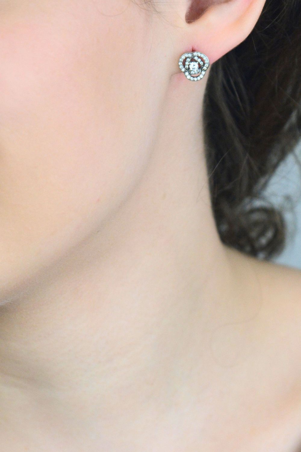 Kolczyki srebrne 925 – Białe cyrkonie, sztyft DIA-KLC-2018-925 Eleganckie kolczyki wykonane z najwyższej jakości srebra próby 925, wysadzane białymi cyrkoniami, które pięknie odbijają światło, 1.jpg