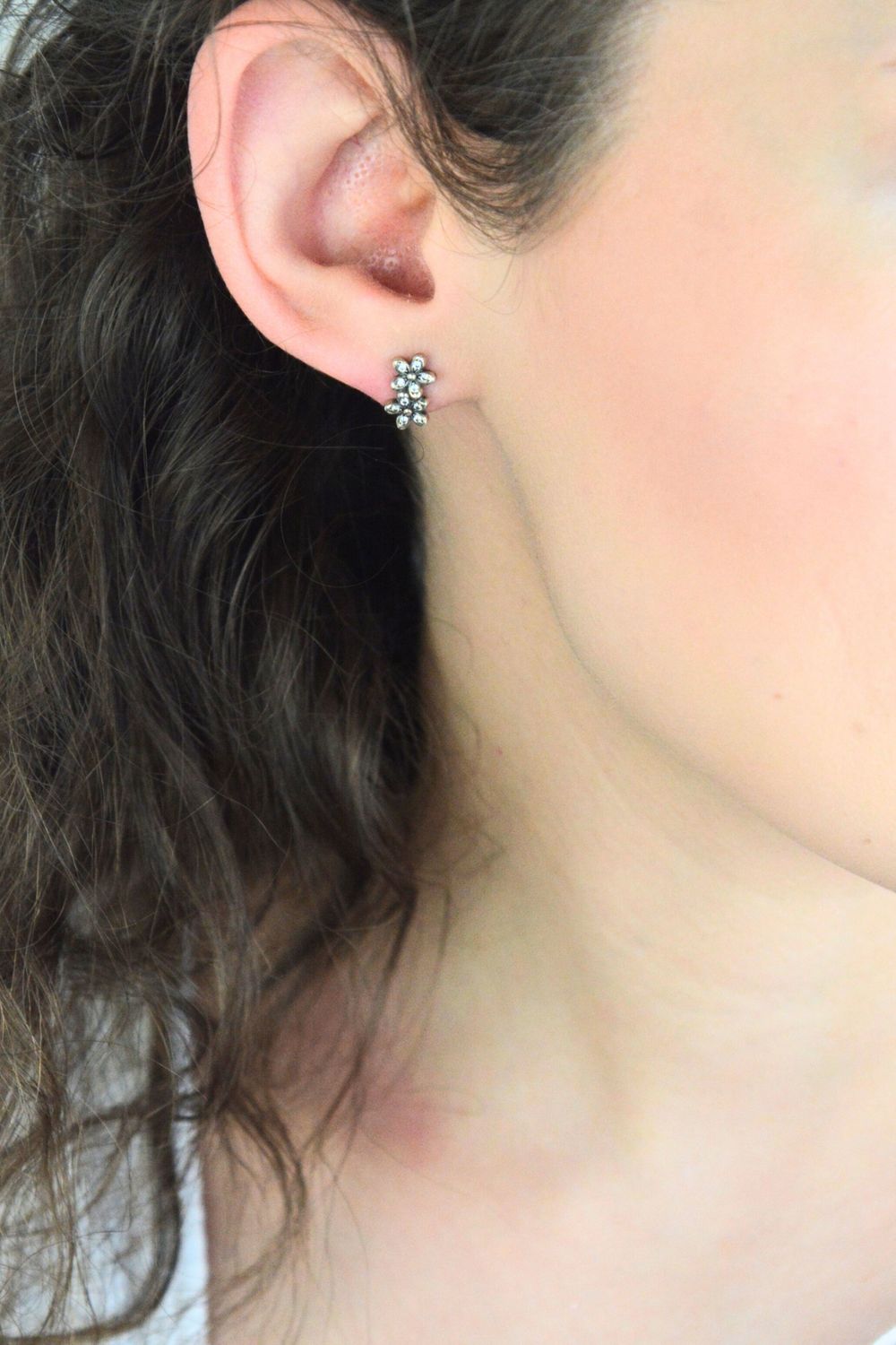 Kolczyki srebrne 925 - Podwójne kwiatki z cyrkoniami DIA-KLC-2031-925 Urocze i eleganckie kolczyki w formie podwójnych kwiatków, wykonane ze srebra próby 925. 1.jpg