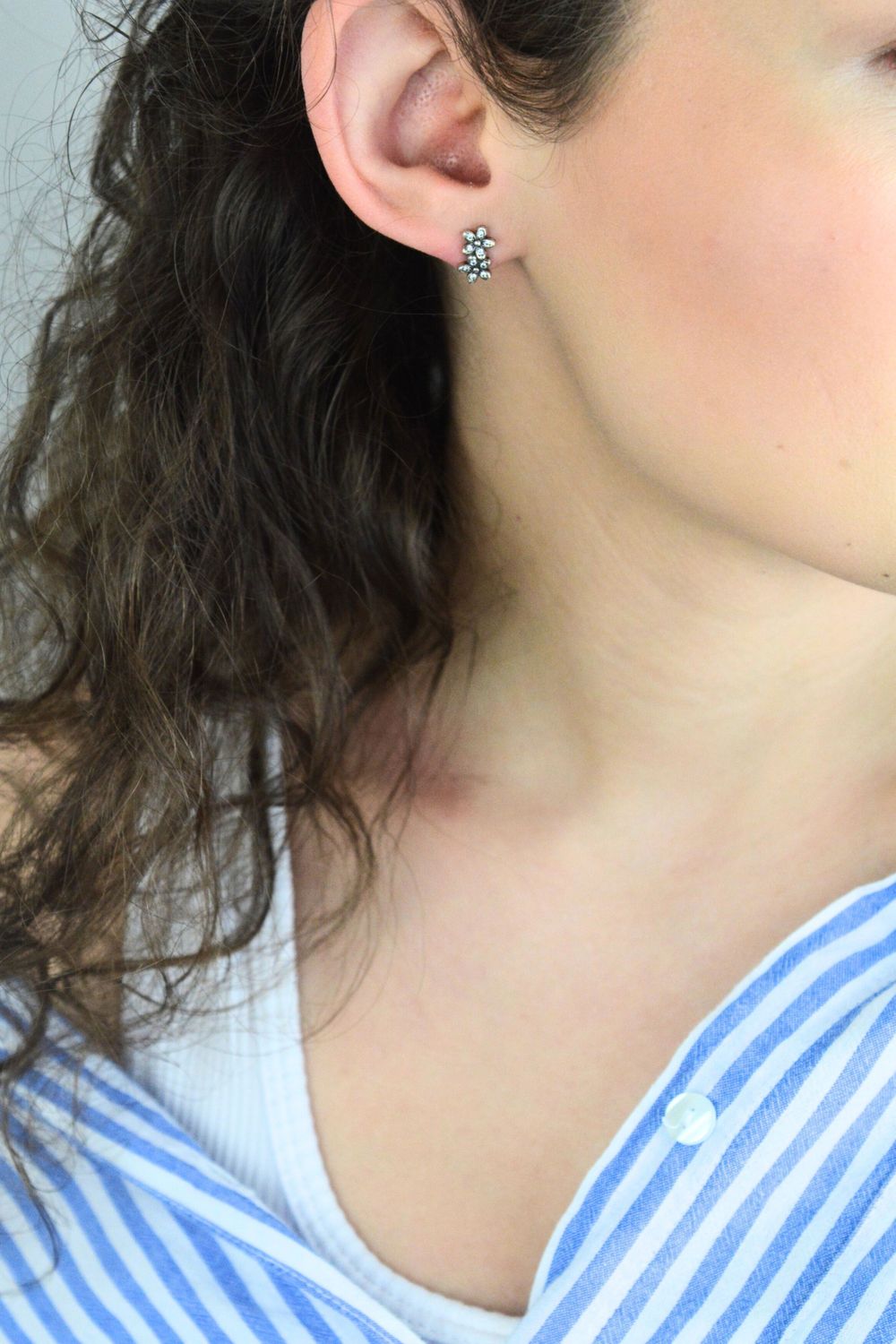 Kolczyki srebrne 925 - Podwójne kwiatki z cyrkoniami DIA-KLC-2031-925 Urocze i eleganckie kolczyki w formie podwójnych kwiatków, wykonane ze srebra próby 925. 1.jpg