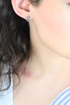 Kolczyki srebrne 925 – podwójne kwiatki z cyrkoniami DIA-KLC-2031-925 (4).jpg