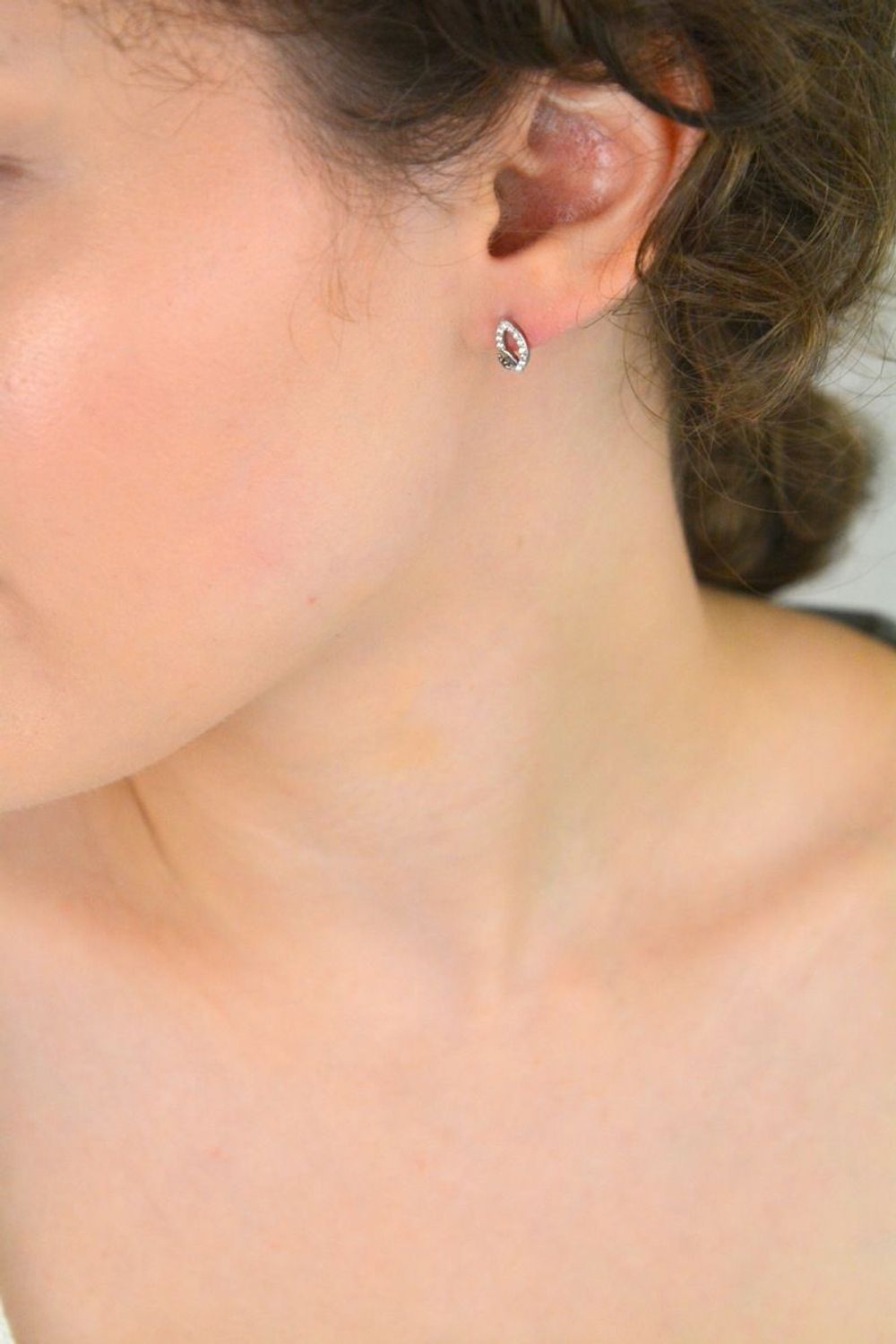 Kolczyki srebrne 925 w kształcie łezki z cyrkoniami. Wymiary 1 cm x 0,5 cm, waga ok. 1,90 g. Zapięcie na sztyft. Elegancka biżuteria do codziennych i wieczorowych stylizacji.1.jpg