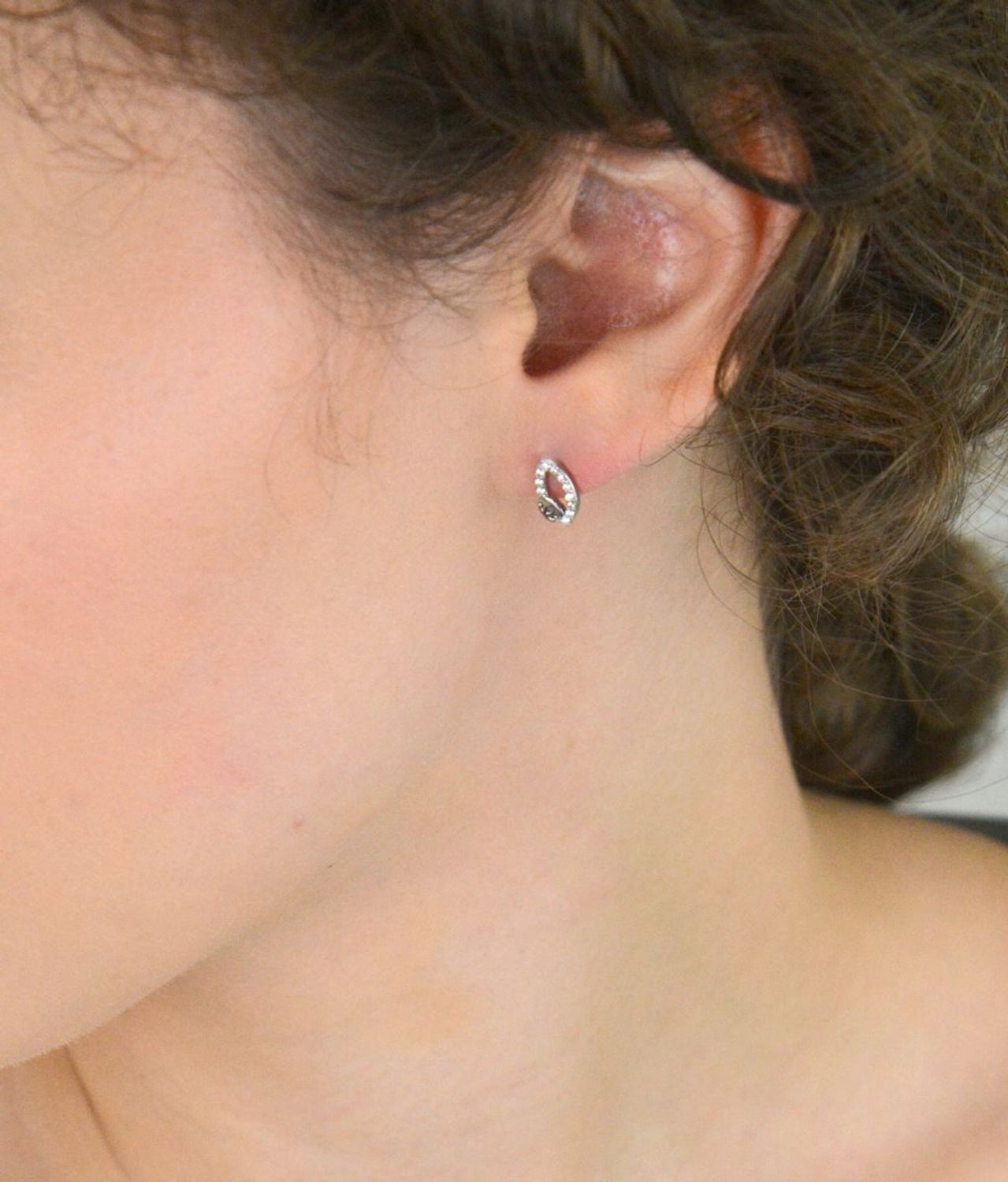 Kolczyki srebrne 925 w kształcie łezki z cyrkoniami. Wymiary 1 cm x 0,5 cm, waga ok. 1,90 g. Zapięcie na sztyft. Elegancka biżuteria do codziennych i wieczorowych stylizacji.1.jpg