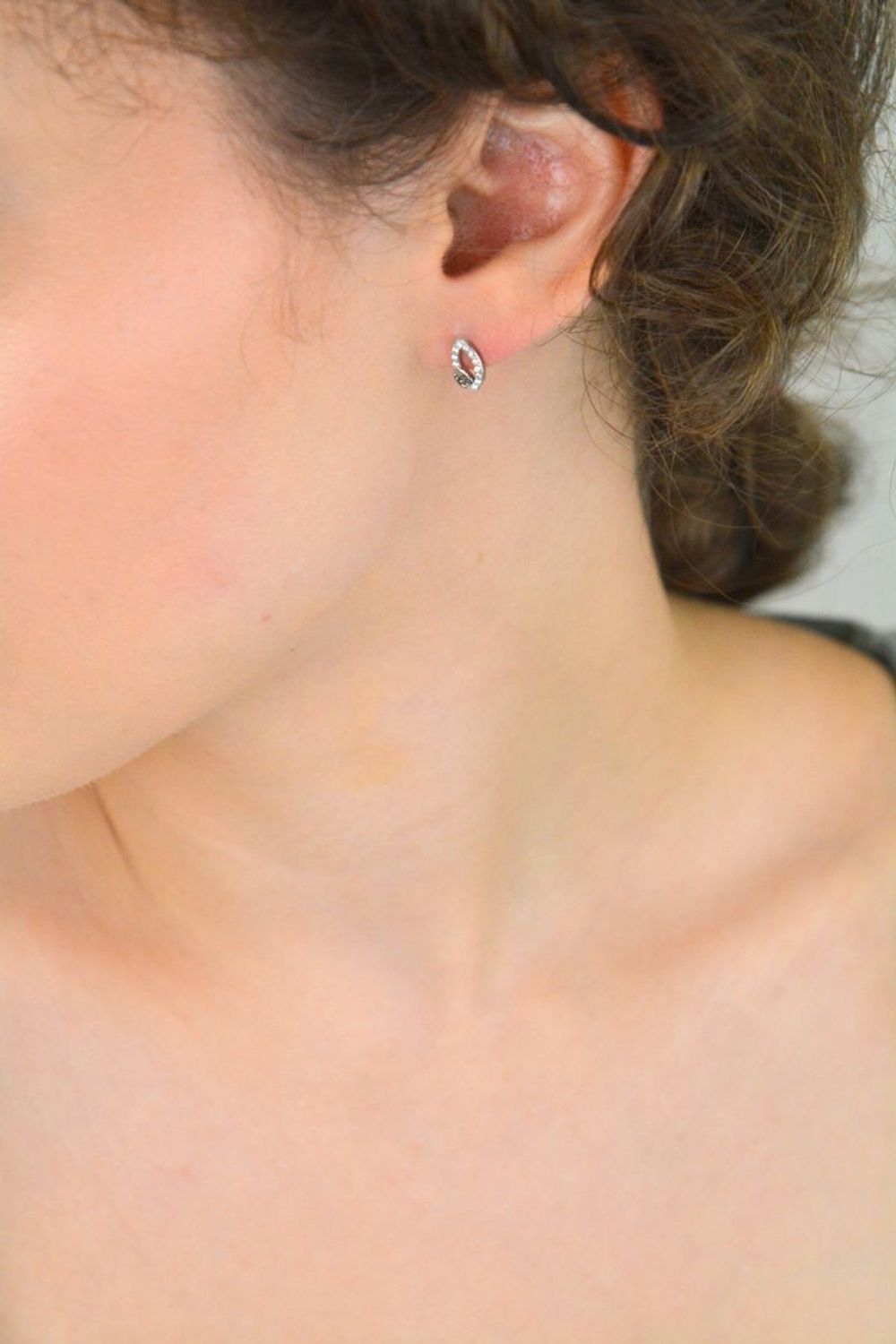 Kolczyki srebrne 925 w kształcie łezki z cyrkoniami. Wymiary 1 cm x 0,5 cm, waga ok. 1,90 g. Zapięcie na sztyft. Elegancka biżuteria do codziennych i wieczorowych stylizacji.1.jpg