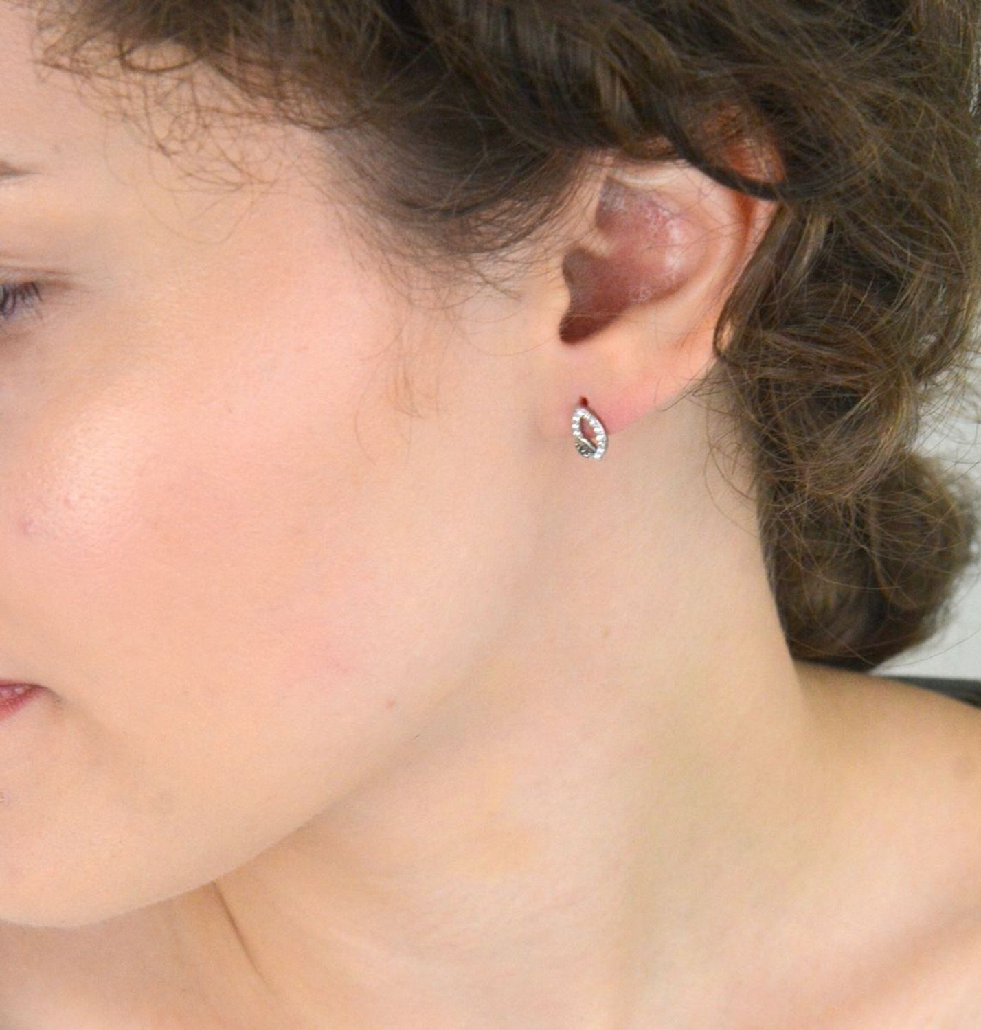 Kolczyki srebrne 925 w kształcie łezki z cyrkoniami. Wymiary 1 cm x 0,5 cm, waga ok. 1,90 g. Zapięcie na sztyft. Elegancka biżuteria do codziennych i wieczorowych stylizacji.1.jpg