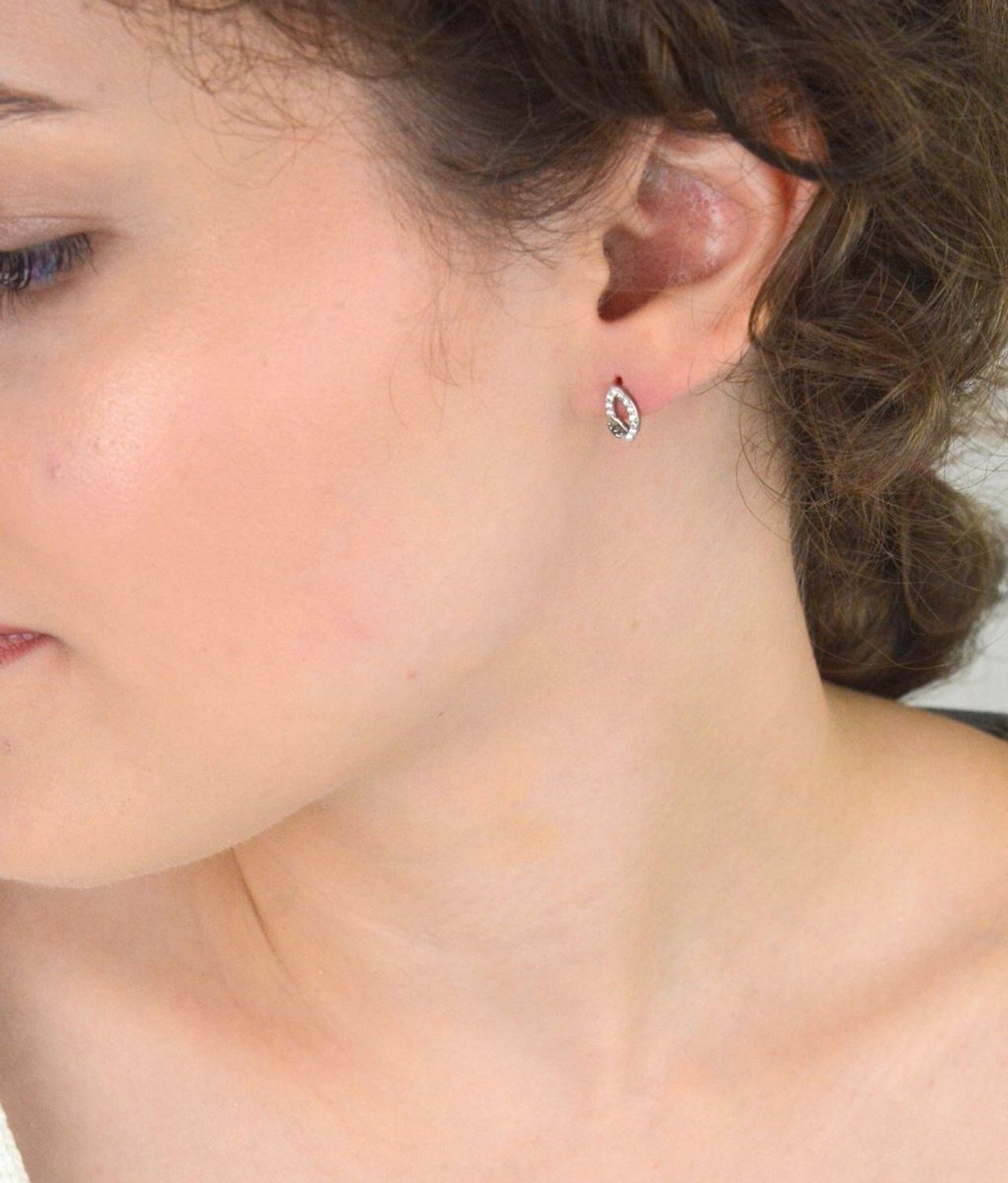 Kolczyki srebrne 925 w kształcie łezki z cyrkoniami. Wymiary 1 cm x 0,5 cm, waga ok. 1,90 g. Zapięcie na sztyft. Elegancka biżuteria do codziennych i wieczorowych stylizacji.1.jpg