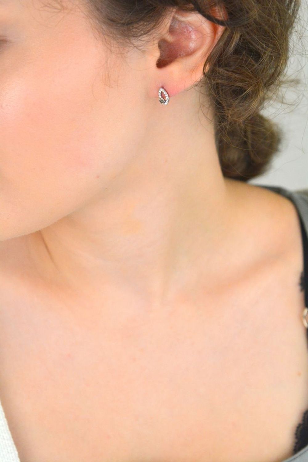 Kolczyki srebrne 925 w kształcie łezki z cyrkoniami. Wymiary 1 cm x 0,5 cm, waga ok. 1,90 g. Zapięcie na sztyft. Elegancka biżuteria do codziennych i wieczorowych stylizacji.1.jpg
