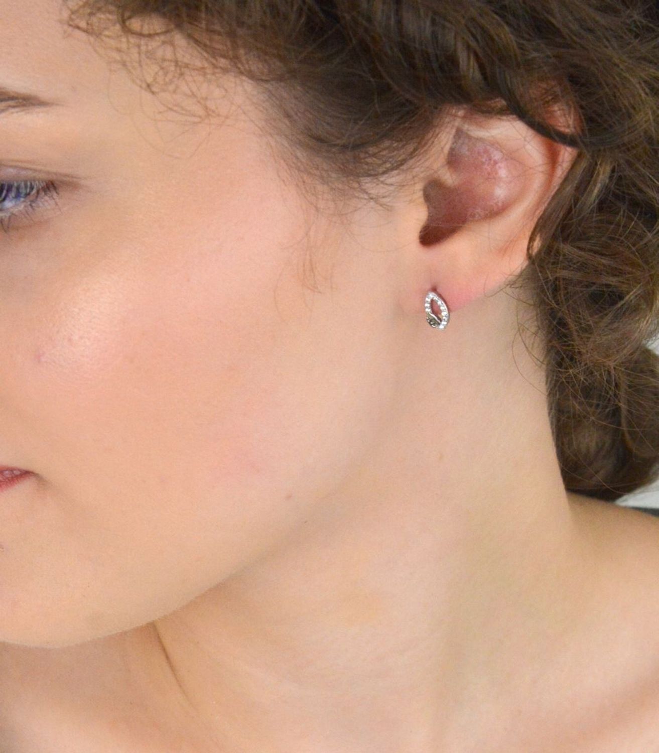 Kolczyki srebrne 925 w kształcie łezki z cyrkoniami. Wymiary 1 cm x 0,5 cm, waga ok. 1,90 g. Zapięcie na sztyft. Elegancka biżuteria do codziennych i wieczorowych stylizacji.1.jpg