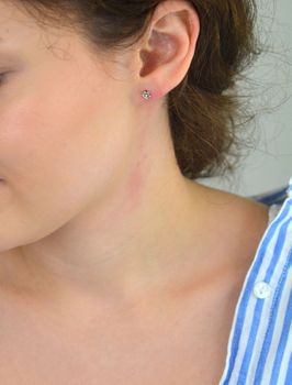 Odkryj urocze kolczyki srebrne 925 w kształcie kwiatuszków z bezpiecznym zapięciem na sztyft. Idealne dla dziewczynek i kobiet. Pomysł na prezent na każdą okazję! (1).JPG