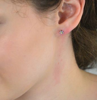 Odkryj urocze kolczyki srebrne 925 w kształcie kwiatuszków z bezpiecznym zapięciem na sztyft. Idealne dla dziewczynek i kobiet. Pomysł na prezent na każdą okazję! (2).JPG