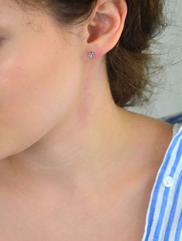 Odkryj urocze kolczyki srebrne 925 w kształcie kwiatuszków z bezpiecznym zapięciem na sztyft. Idealne dla dziewczynek i kobiet. Pomysł na prezent na każdą okazję! (5).JPG