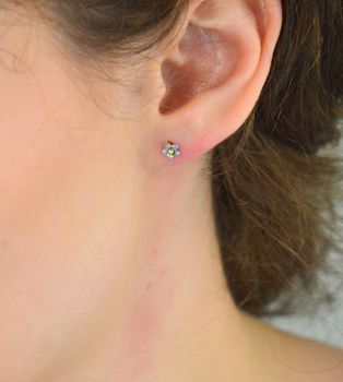 Odkryj urocze kolczyki srebrne 925 w kształcie kwiatuszków z bezpiecznym zapięciem na sztyft. Idealne dla dziewczynek i kobiet. Pomysł na prezent na każdą okazję! (6).JPG