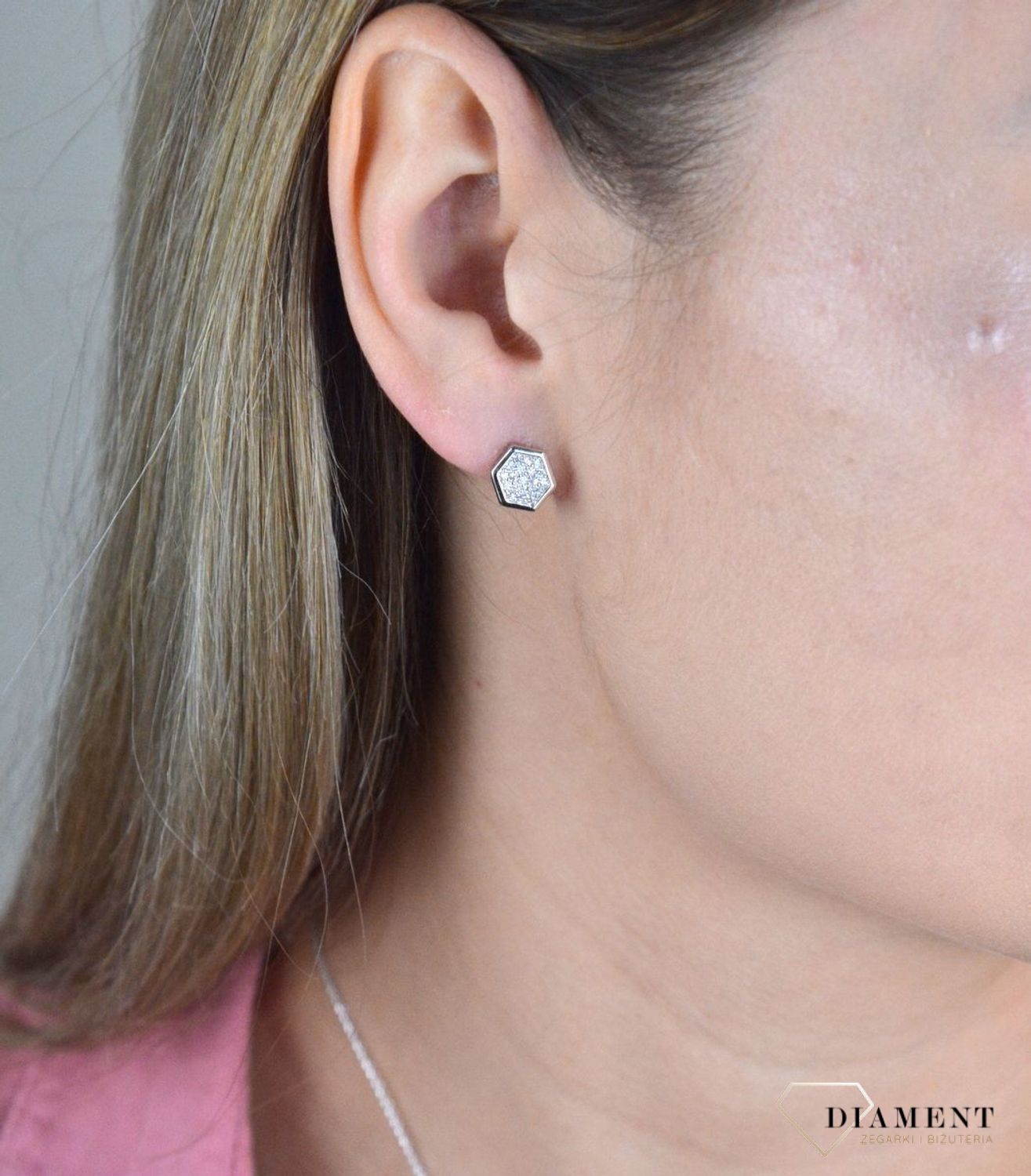 Kolczyki srebrne  sześciokąty wiszące 925 DIA-KLC-2130-925.Eleganckie, srebrne kolczyki z ponadczasowym modnym motywem. Ich kształt jest uniwersalny, a dzięki swojemu wyjątkowemu wykonaniu nadają się podczas codziennego użytko.jpg