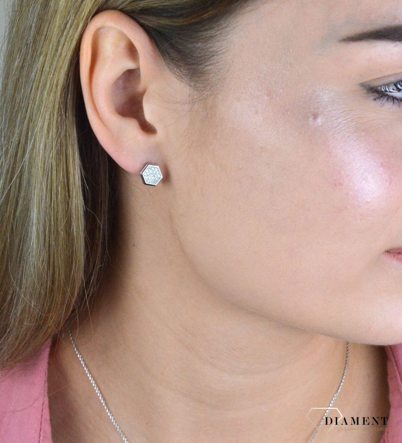 Kolczyki srebrne  sześciokąty wiszące 925 DIA-KLC-2130-925.Eleganckie, srebrne kolczyki z ponadczasowym modnym motywem. Ich kształt jest uniwersalny, a dzięki swojemu wyjątkowemu wykonaniu nadają się podczas codziennego użytko.jpg