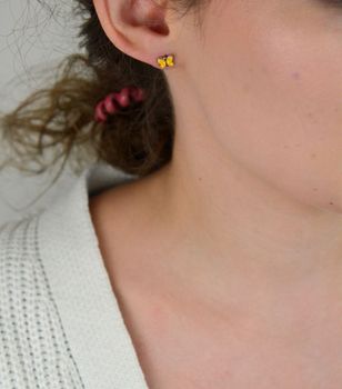 Srebrne kolczyki dziecięce 925 motylki z żółtą emalią. Wymiary 7×5 mm, zapięcie na sztyft, waga 0,90 g. Uroczy i bezpieczny wybór dla małych uszu (2).JPG