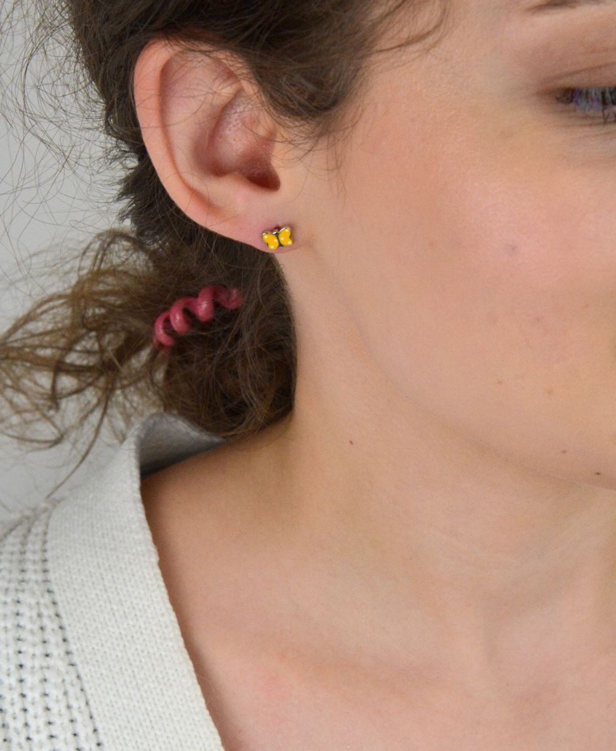 Srebrne kolczyki dziecięce 925 motylki z żółtą emalią. Wymiary 7×5 mm, zapięcie na sztyft, waga 0,90 g. Uroczy i bezpieczny wybór dla małych uszu.1.jpg