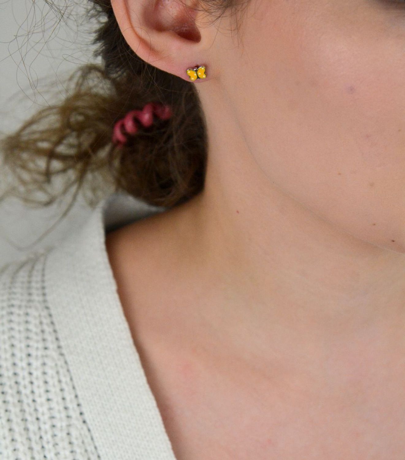 Srebrne kolczyki dziecięce 925 motylki z żółtą emalią. Wymiary 7×5 mm, zapięcie na sztyft, waga 0,90 g. Uroczy i bezpieczny wybór dla małych uszu.1.jpg