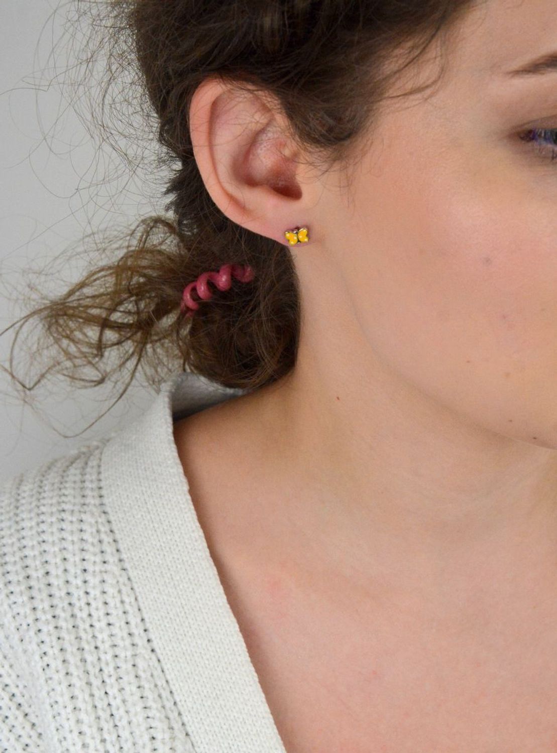 Srebrne kolczyki dziecięce 925 motylki z żółtą emalią. Wymiary 7×5 mm, zapięcie na sztyft, waga 0,90 g. Uroczy i bezpieczny wybór dla małych uszu.1.jpg