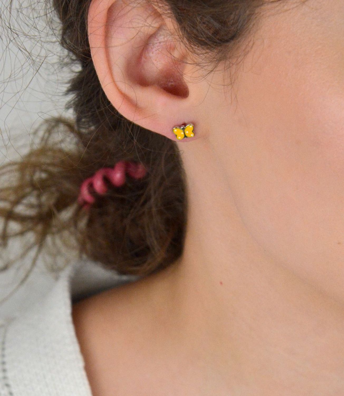 Srebrne kolczyki dziecięce 925 motylki z żółtą emalią. Wymiary 7×5 mm, zapięcie na sztyft, waga 0,90 g. Uroczy i bezpieczny wybór dla małych uszu.1.jpg